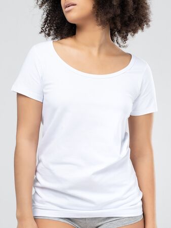 Футболка свободного кроя с красивым круглым вырезом